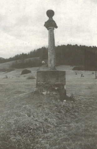 Słupowe kapliczki są niemymi świadkami skomplikowanych dziejów tej ziemi, wciąż żywym sacrum i atrakcją turystyczną. Fot. Janusz Korbel