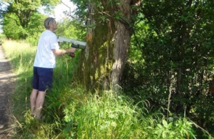 Badanie rezystografem na drodze Krempna – Grab. Fot. Archiwum Pracowni