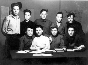 
W gronie asystentów Woroneskiego Instytutu Leśno-Technicznego, Aleksiej Krasnitski stoi trzeci z lewej
