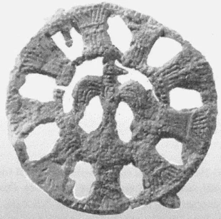 Ołowiana płytka o średnicy 6,4 cm, pochodząca jeszcze z pierwszego tysiąclecia. Źródło: Joachim Herrmann i in., Die Slawen in Deutschland, Berlin 1985, tabl. 71a