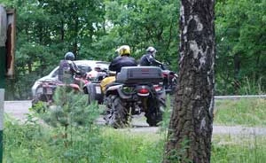 Quadowcy chwilę przed wjazdem w drogę leśną. Fot. Agata Orman