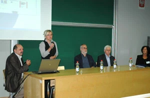 Otwarcie konferencji, od lewej kierownik Zakładu Historii Literatury Rosyjskiej prof. Piotr Fast, organizatorka konferencji dr hab. Justyna Tymieniecka-Suchanek, dziekan Wydziału Filologicznego UŚ prof. Rafał Molencki, dyrektor IFW UŚ prof. Henryk Fontański, współorganizatorka konferencji dr hab. Marzena Kubisz. Fot. Lidia Mięsowska