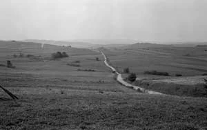 
Fragment starego traktu droga z Tarnawy Górnej do Czaszyna w tle Bukowica, Zdjęcie z 1984 r. Fot. Stanisław Kryciński
