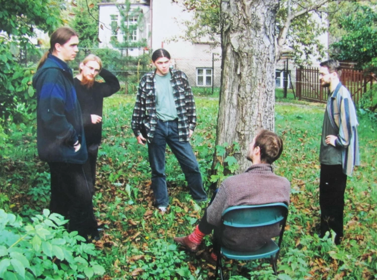 Członkowie redakcji Dzikiego Życia na spotkaniu - od lewej Szymon Ciapała, Radosław Ślusarczyk, Radosław Szymczuk, Dariusz Matusiak, Remigiusz Okraska, Bystra, jesień 2001 r.