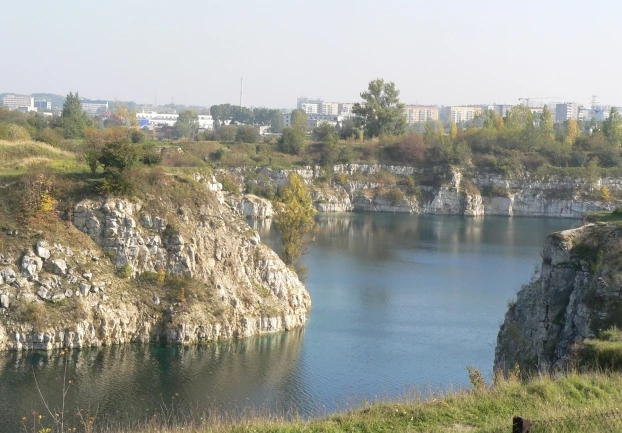 Widok na małą zatokę, w której planowane jest kąpielisko, przed przystąpieniem do montażu siatek. Fot. Mariusz Waszkiewicz