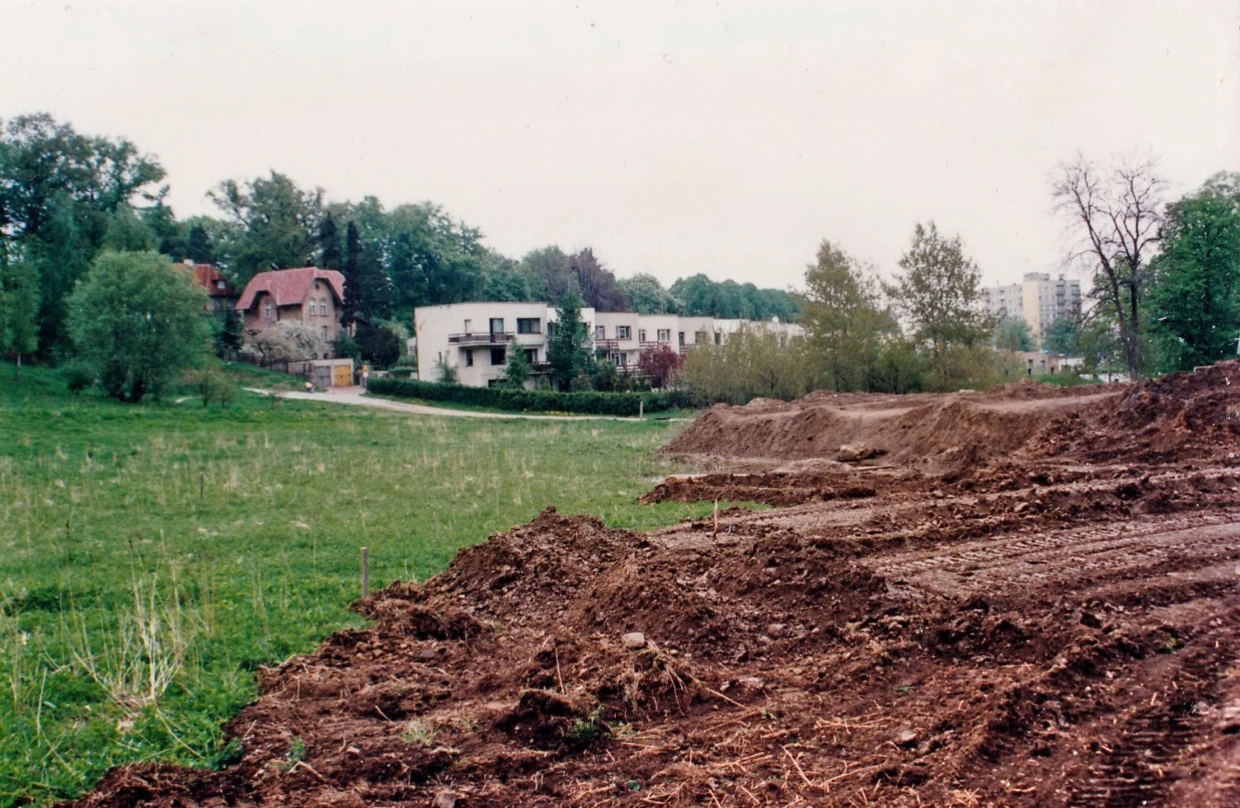 Fragment przyległy do Doliny Zielonej. Rozplantowanie ziemi tworzącej zwałowisko, a pochodzącej spod fundamentów kościoła p.w. św. Stanisława Kostki, 19 maja 1996 r. Fot. Marcin Wilga