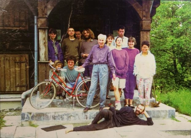 Arne Naess przed Domkiem nad Zaporą (Bielsko-Biała), siedzibą Stowarzyszenia Pracownia na rzecz Wszystkich Istot, 1992 r. Fot. Archiwum Pracowni