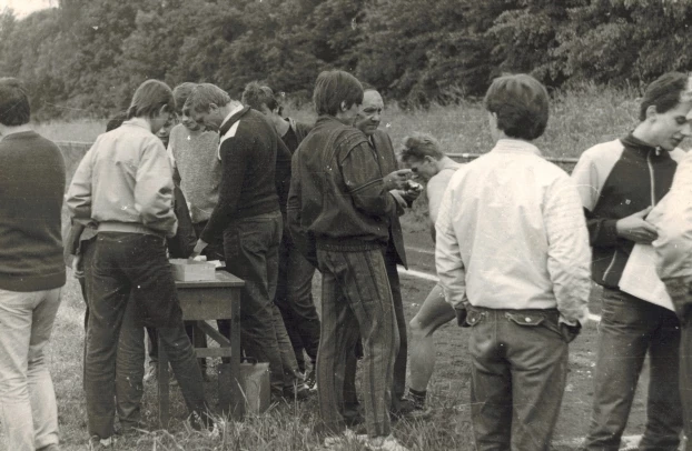 
Ręczny pomiar czasu na stoperze w biegu na 100 m, żużlowa bieżnia stadionu, Dzień Sportu, maj 1989 r., Krosno. Fot. Archiwum Grzegorz Bożka
