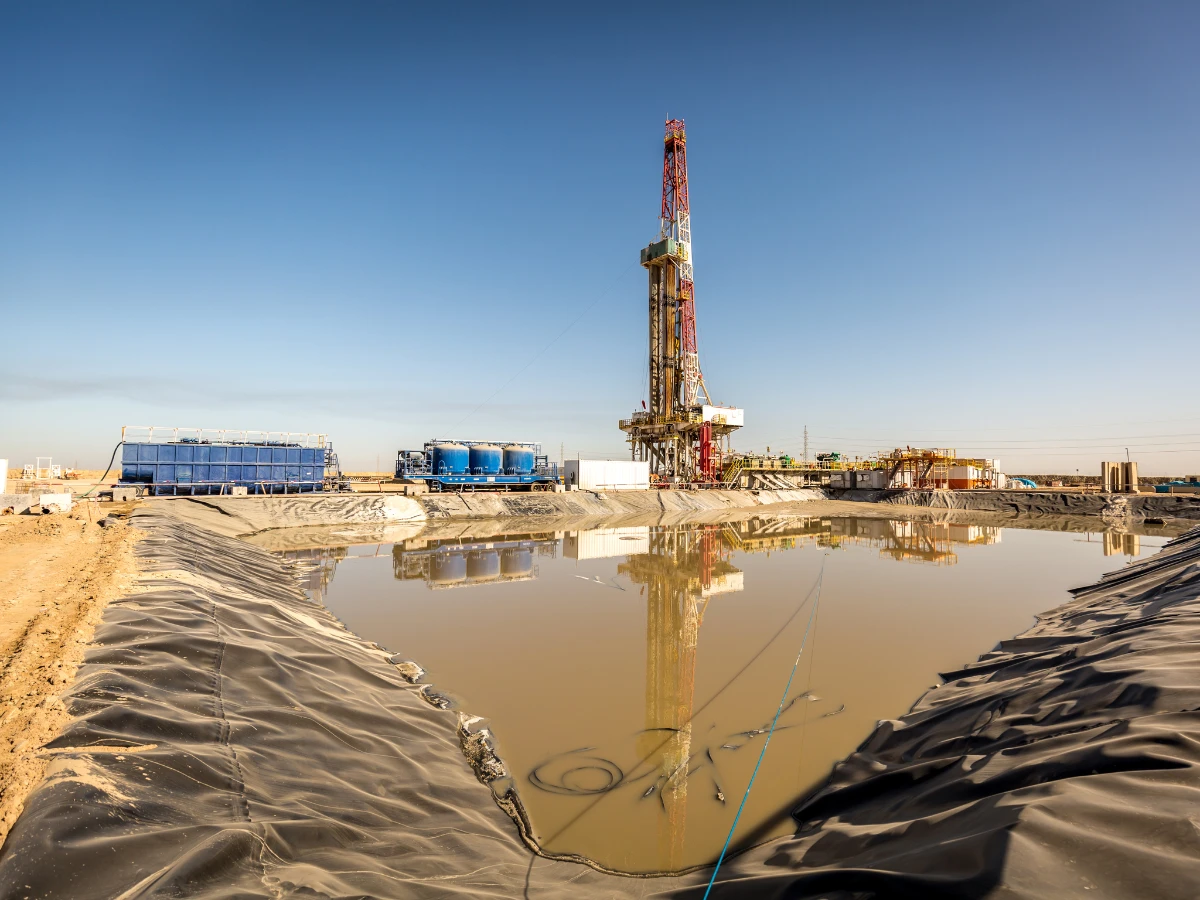 Fracking to brutalna, niszczycielska metoda wydobycia, podczas której do formacji geologicznych wtłacza się duże ilości wody zawierającej chemikalia. Badania wskazują, że szczelinowanie hydrauliczne zanieczyszcza wodę i powietrze, zagraża zdrowiu publicznemu i powoduje trzęsienia ziemi. Cały amerykański LNG trafiający do Polski to gaz łupkowy
