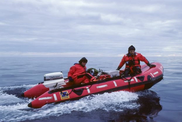 
Rasmus Hansson (z lewej) i Ian Gjertz w drodze na satelitarne znakowanie morsów. Fot. Archiwum Birgera Amundsena
