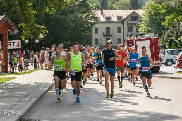 Start do biegu na 20 km. Przed biegnącymi tylko góry :) Fot. fotokreation