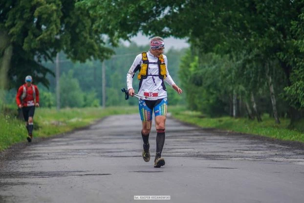 Wieś Pastwiska, około 9 km trasy Ultramaratonu. Fot. Kacper Krzanowski
Wola Niżna, łąki, około 50-51 km ultramaratonu i 18-19 km Maratonu. Fot. Kacper Krzanowski
Foto na górze: Godzina 5:30 start Ultramaratonu. Fot. Kacper Krzanowski