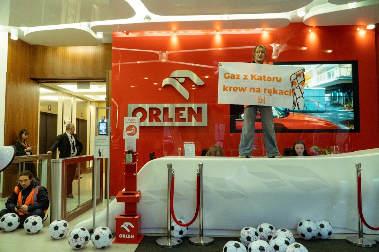 Tytus Kiszka (z lewej) i Julia Keane (z prawej) podczas blokady Orlenu w trakcie trwania mundialu w Katarze. Fot. Wiktor Pelc