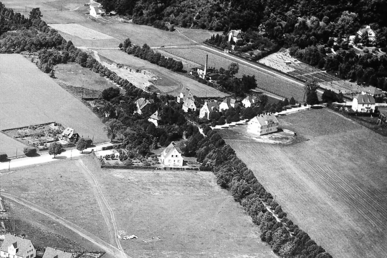 U góry, po lewej stronie ten sam rejon przyległy do Doliny Zielonej w roku 1929; widać tam uprawy rolne. Fot. Internet – zdjęcie lotnicze