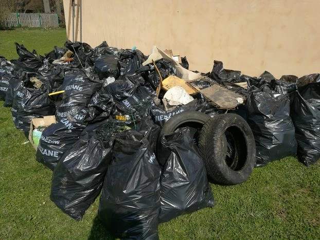 Urobek zaledwie 3 godzin sprzątania. Śmiecimy koszmarnie, nie doceniamy ważności rzek. Fot. Grzegorz Bożek
U góry na fotografii - uczestnicy akcji przed sprzątaniem. Fot. Grzegorz Bożek