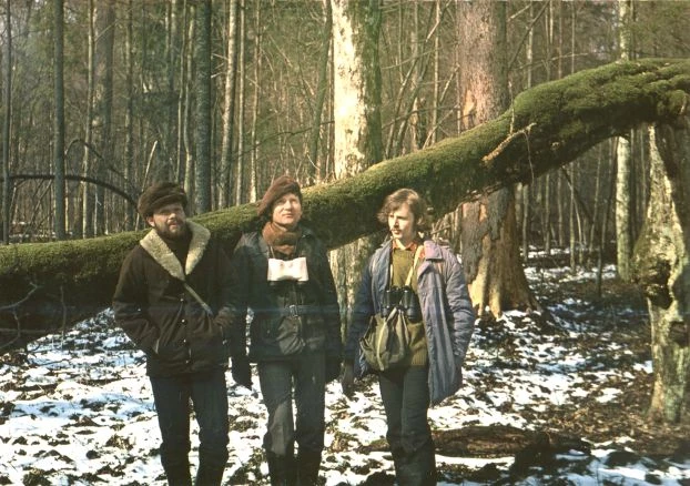 Zespół założycielski monitoringu ptaków Białowieskiego Parku Narodowego (od lewej: Tomasz Wesołowski, Ludwik Tomiałojć, Wiesław Walankiewicz), 1975 r. Fot. Archiwum rodzinne Wandy Wesołowskiej