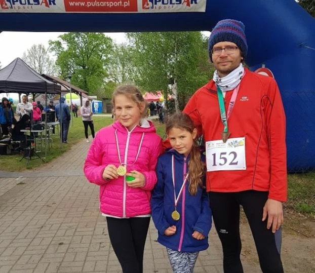 Michał Stańkowski z córkami.
