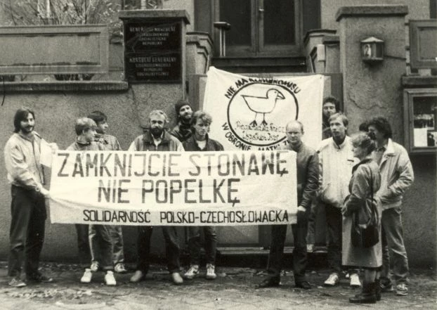 Protest przeciwko uwięzieniu Jarosława Popelki przed konsulatem Czechosłowacji w Katowicach, do którego doręczono listy w sprawie jego uwolnienia. Popelka został aresztowany 5 października 1989 r. w Brnie za rozdawanie ulotek w sprawie budowy koksowni w Stonawie. Fot. Archiwum Pracowni na rzecz Wszystkich Istot