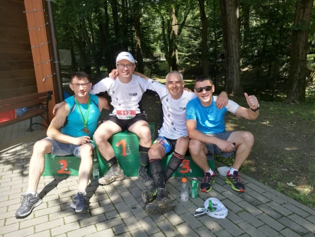 Z kolegami z trasy już na mecie, od lewej Krzysiek, Jacek, Grzegorz i Artur. Fot. FotoKreationFotografia na górze - prawie wszyscy uczestnicy obu biegów.