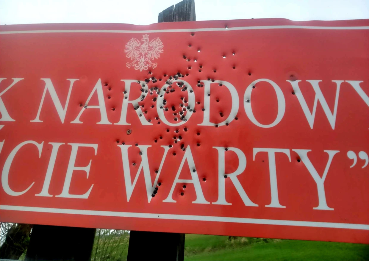 Ostrzelana przez myśliwych tablica na granicy Parku Narodowego Ujście Warty. Fot. Piotr Chara