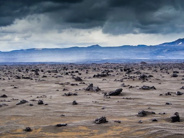 
Księżyc? Nie, ale prawie. Wnętrze Islandii to olbrzymie bazaltowe pustynie, pozbawione życia i wody. Dokładnie w tym miejscu ćwiczyli astronauci lecący na księżyc. Samotny trawers Islandii wschód-zachód, 2016. Fot. Łukasz Supergan

