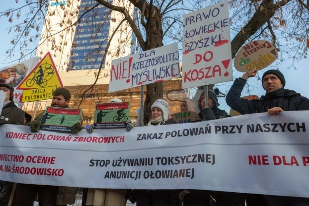 Przeciw skandalicznej ustawie łowieckiej przed siedzibą PiS w Warszawie. Ponad 50 tys. podpisów pod petycją"Nie dla Rzeczpospolitej Myśliwskiej" przekazano na ręce prezesa Jarosława Kaczyńskiego, 9 stycznia 2017 r. Fot. Katarzyna Gubrynowicz