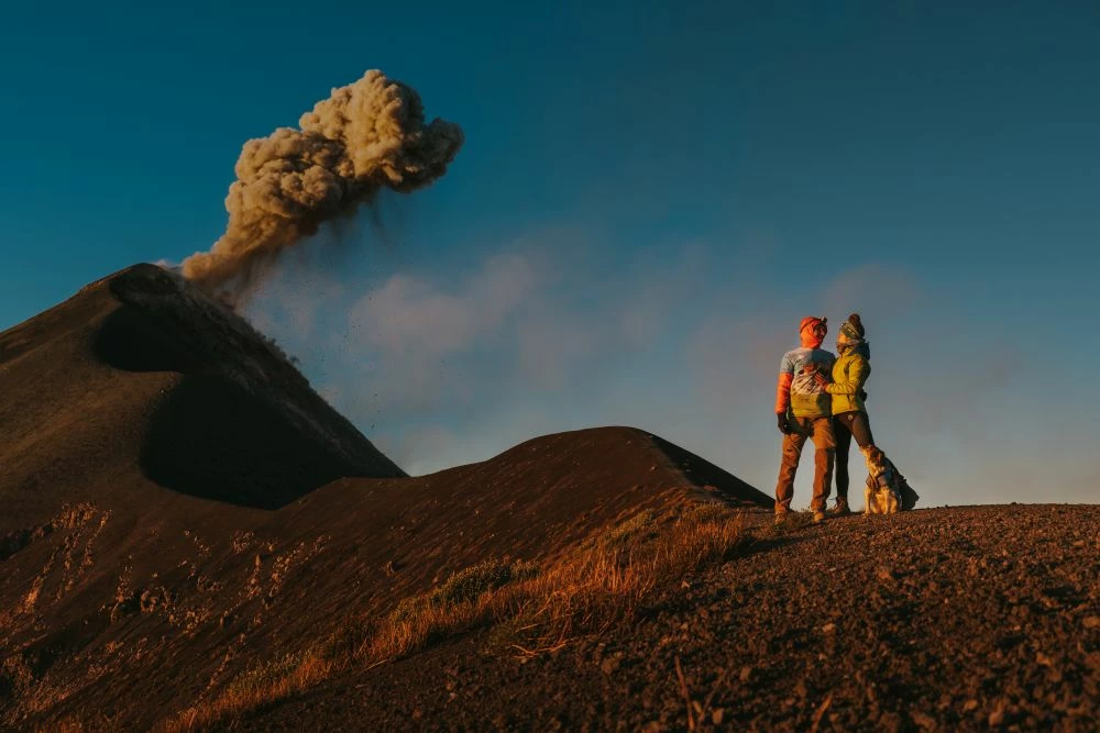 Wulkan Fuego w Gwatemali pozostaje aktywny od kilkuset lat. Od dziesięcioleci mniejsze erupcje mają miejsce nawet co 15 minut. Większe, a nawet katastroficzne, zdarzały się już kilkukrotnie w ostatnich 300 latach. Mimo to w sąsiedztwie wulkanu rozrastają się liczne miasteczka, w tym dawna stolica Antigua.
