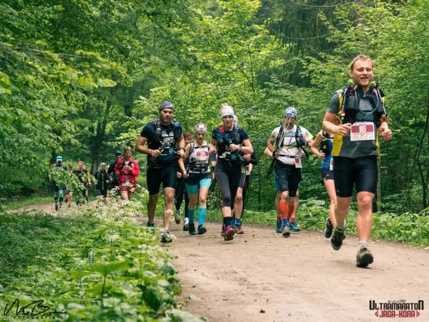 Początek trasy 70 km, startujący jeszcze w zwartej grupie, w środku Sylwia z naszego teamu. Fot. MBSki Fotografia
