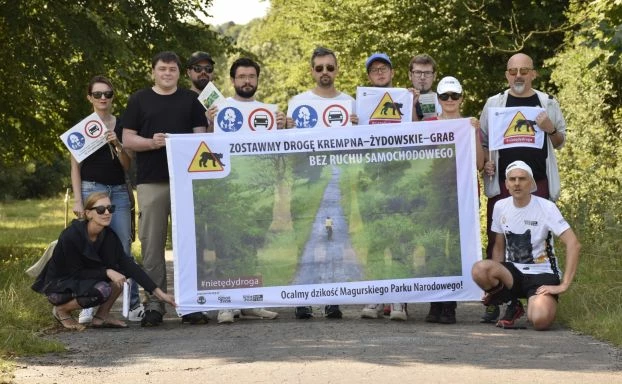 Ultramaraton Magurski, przed Biegiem na Wysokie, 2019 r. Akcja informacyjna na temat ochrony drzew przy drodze Krempna – Żydowskie – Grab. . Fot. Alan Weiss