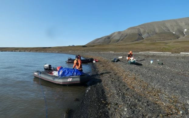 To już obrazek z przeszłości – dwie łodzie, zapas żywności i sprzęt na tygodnie podróży wzdłuż 2000 km bezludnych wybrzeży – dziki krajobraz na szczęście zostanie, ale już nikt nie będzie mógł go przeżywać. Fot. Jan Marcin Węsławski