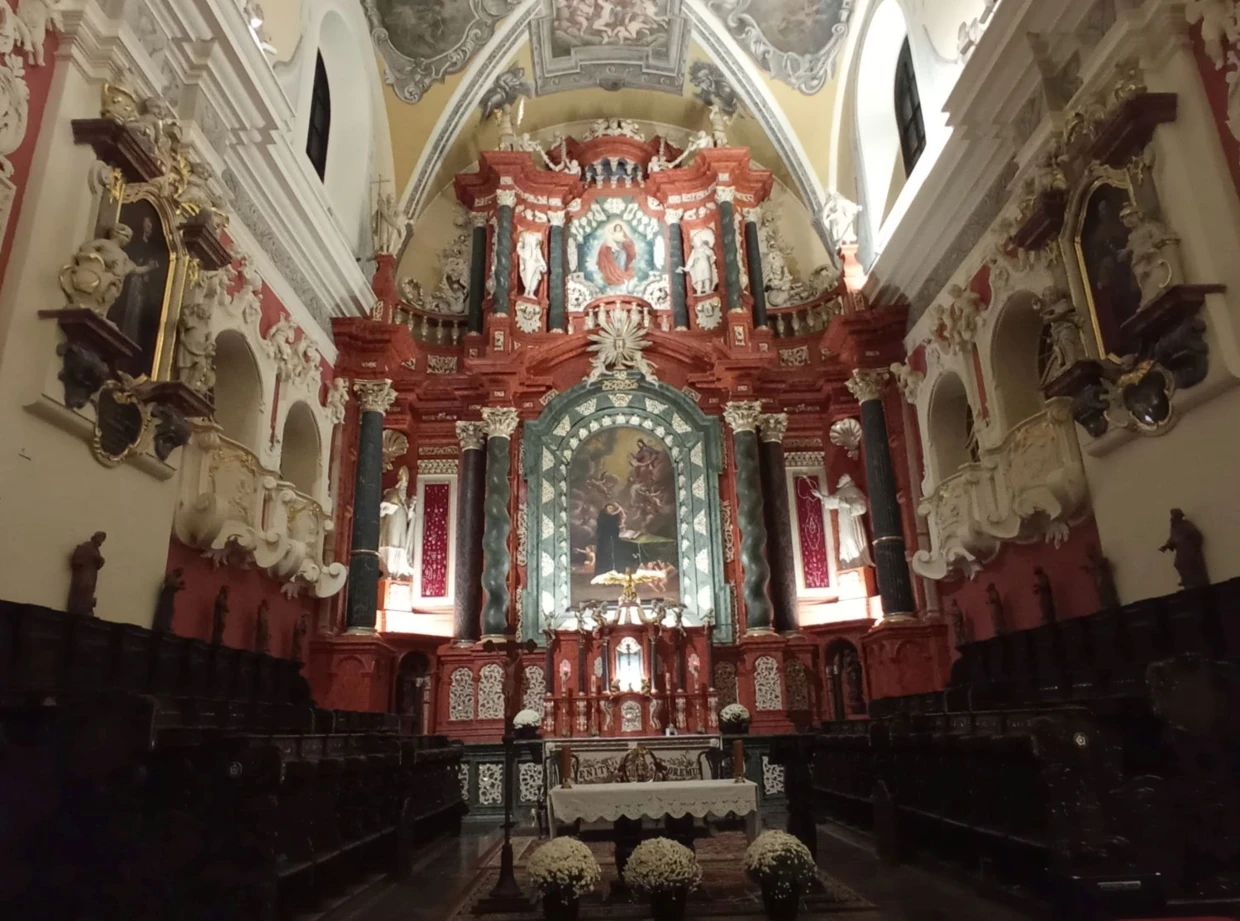 Ołtarz główny i prezbiterium w kościele franciszkanów. Fot. Bartosz Świątek