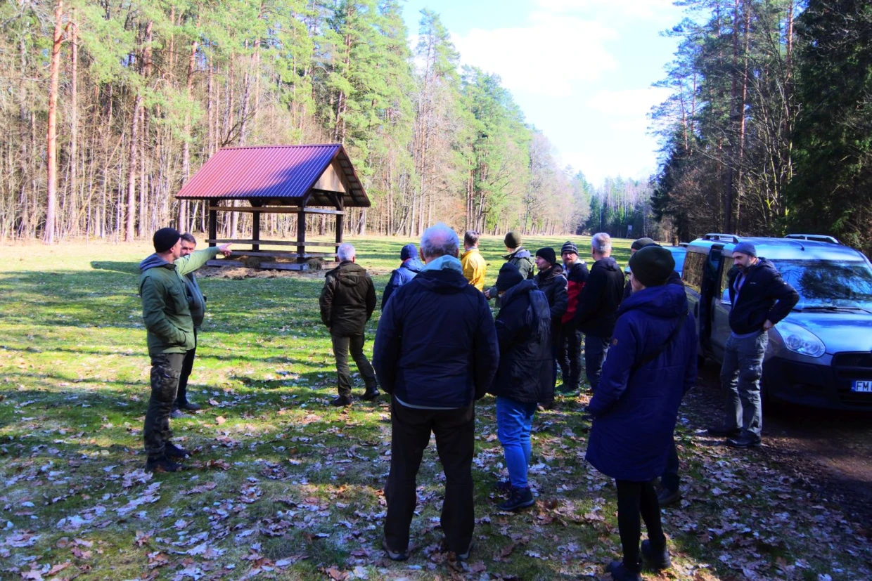 Ambony myśliwskie i paśniki w Puszczy Białowieskiej. Gospodarka łowiecka powinna być zakazana na obszarze obiektu światowego dziedzictwa UNESCO wraz z obszarami strefy buforowej. Fot. Alan Weiss