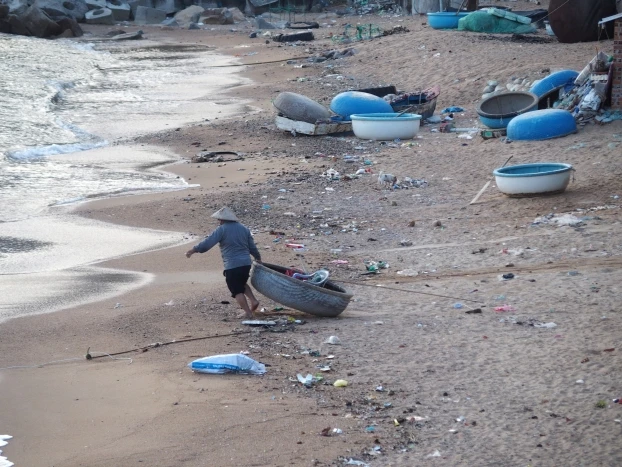 
Powszechność śmieci na plażach w Wietnamie, gdzie nie ma turystów. Fot. Aneta Szczepańska
