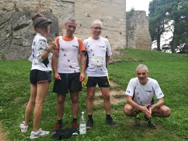 Po Zemście Cześnika, od lewej Anna, Tomek, Jacek i Grzegorz, na zamku Kamieniec
Fotografia górna - na szczycie Królewskiej góry podczas zabawy biegowej. Fot. Grzegorz Bożek