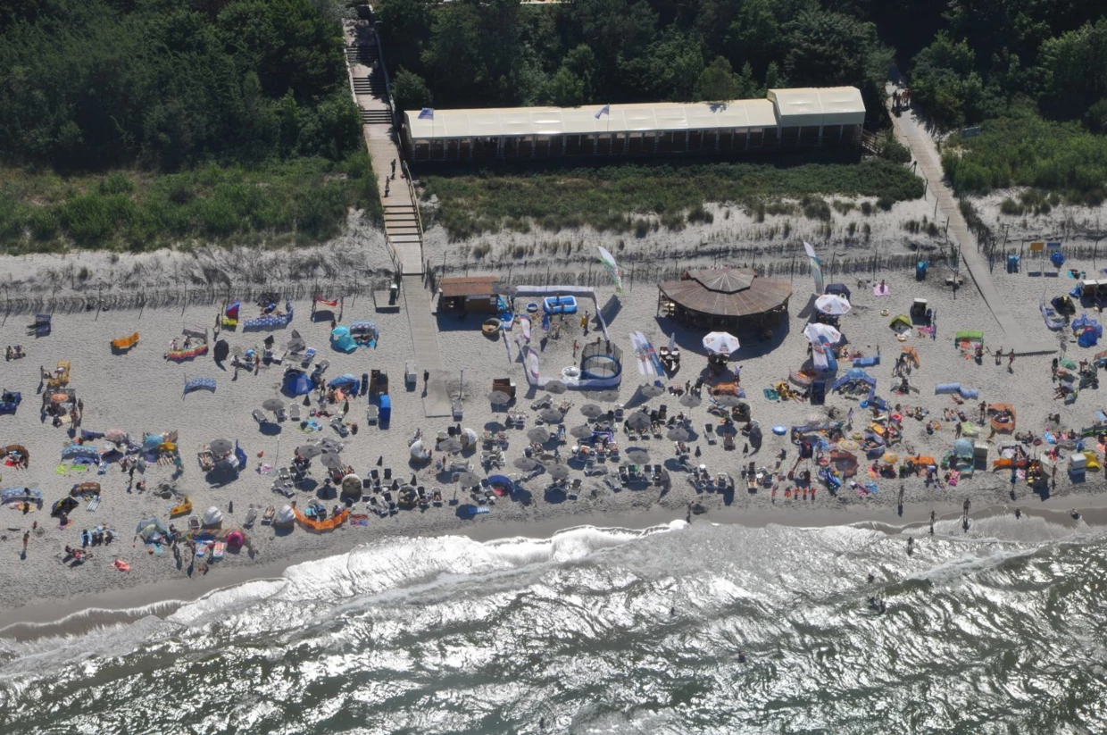 Dzika, pusta plaża to podobno marzenie wszystkich pytanych ludzi, ale nikomu (na szczęście) nie chce się przenieś kilometr dalej na pusty brzeg. Fot. WWF, z archiwum IOPAN