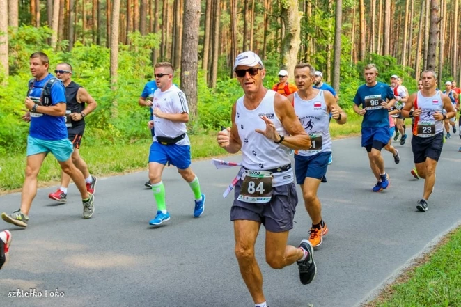Wiesław jeszcze na początku trasy.Fotografie w górnym narożniku Jacek Heliński już po wielu kilometrach, czuć że jest gorąco! Fot. szkiełko i oko.