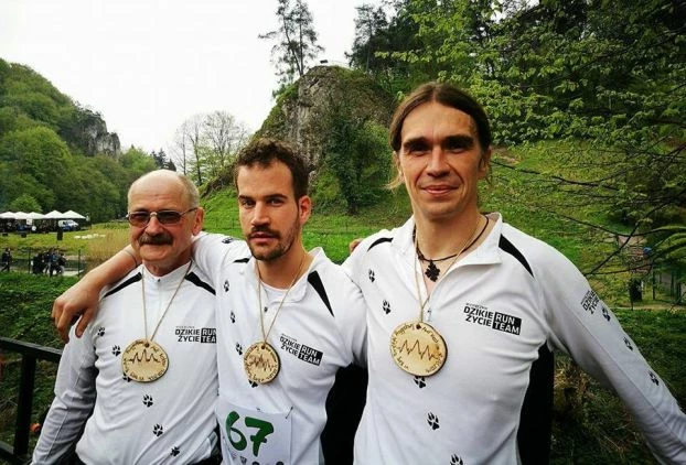 Krzysztof, Szymon i Szymon po biegu z pamiątkowymi medalami