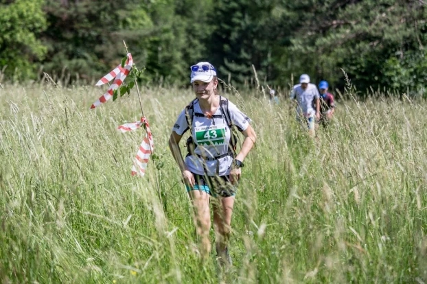 Łąki w Wołtuszowej, Sylwia Karaś na dłuższej trasie, z tyłu Grzegorz Bożek na krótszej. Fot. Waldemar Czado
Wiesław Kozioł przed ostatnim podejściem na Zamczyska, 20 kilometr biegu. Fot. Grzegorz Bożek
Fotografia na górze: już po biegu, po wysiłku.