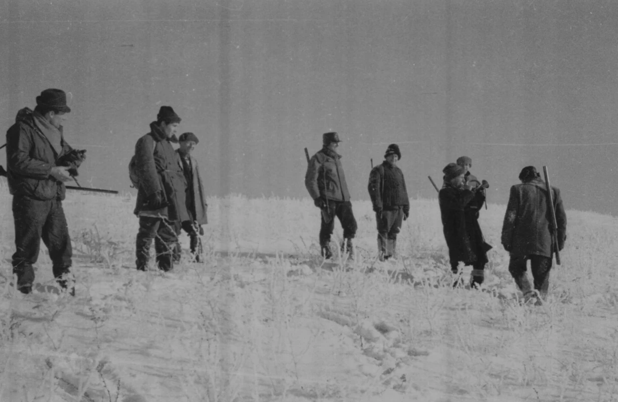 Grupa myśliwych w czasie polowania w Górach Sanocko-Turczańskich, lata 60. XX w. Fot. Autor nieznany, archiwum Krzysztofa Potaczały