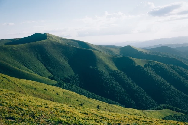 Pasmo niezalesionych grzbietów jest niezwykle malownicze. Fot. Nela Marczuk