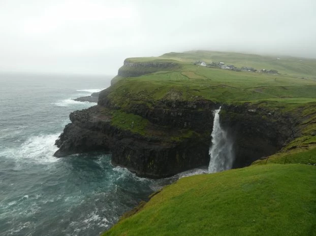 
Ocena globalnej zmiany klimatu zależy od punktu siedzenia. Mieszkańcy tej wioski na Faroe (Wyspy Owcze) nie muszą się martwić podniesieniem poziomu morza, ale częstsze sztormy mogą zrujnować ich przybrzeżne rybołówstwo. Fot. Jan Marcin Węsławski
