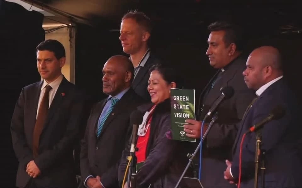 Inauguracja „Zielonej Wizji Państwa”, 4 listopada 2021 roku w Glasgow. Benny Wenda (drugi od lewej). Oridek Ap (drugi od prawej). Fot. Free West Papua Campaign, ULMWP