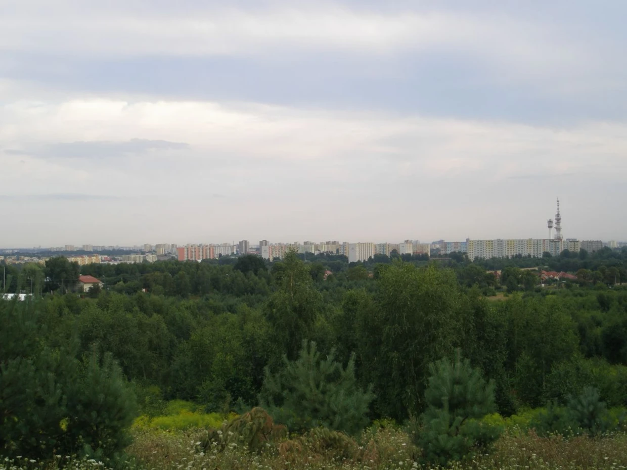 Panorama północnych dzielnic Poznania z krawędzi wysoczyzny morenowej na Morasku. Fot. Bartosz Świątek