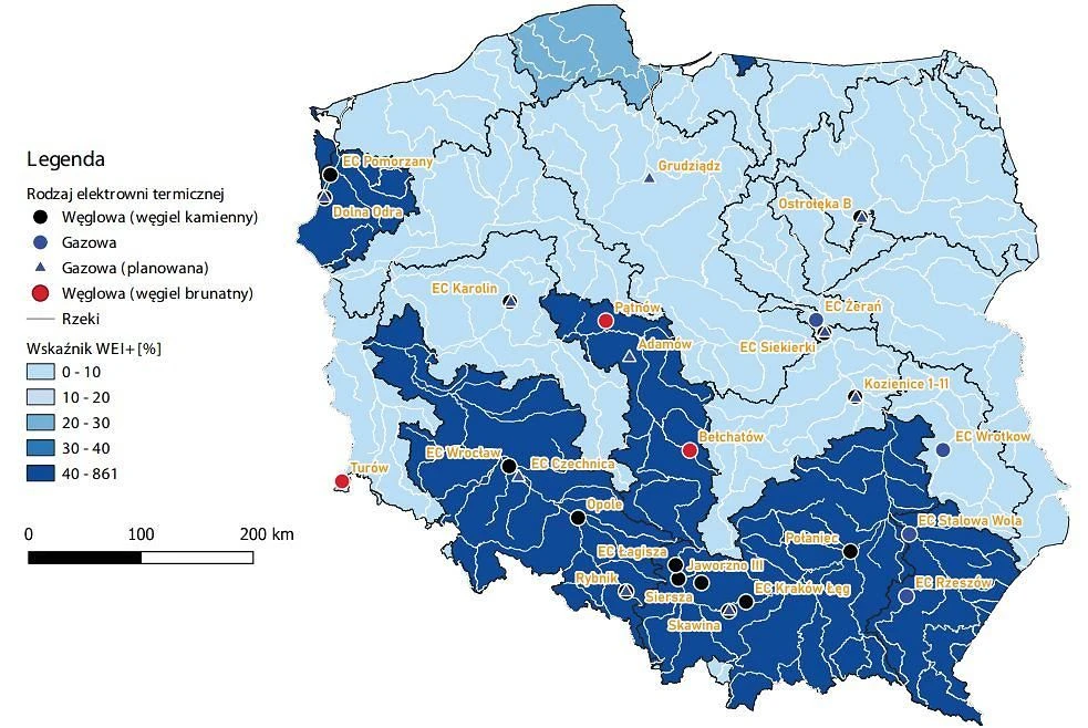 Grafika przedstawia położenie istniejących i planowanych elektrowni węglowych i gazowych względem obszarów niedoboru wód w Polsce. Źródło: „Elektrownie gazowe i węglowe w kryzysie wodnym”, Oświęcim 2024