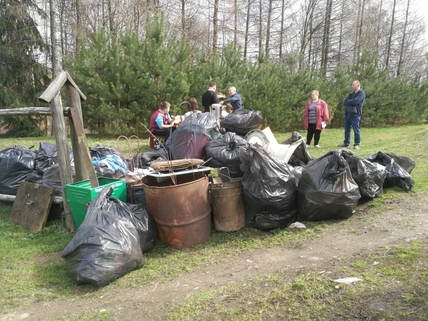 Śmieci niestety bardzo wiele, na zdjęciu urobek tylko z kilku godzin sprzątania. Fot. Grzegorz Bożek