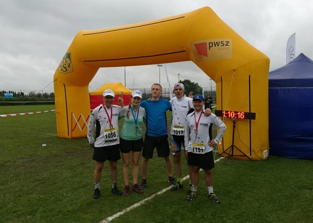 Na mecie Siekiernikowego biegu, od lewej Jacek, Sylwia, Mateusz, Grzegorz i Krzysiek. Fot. Archiwum