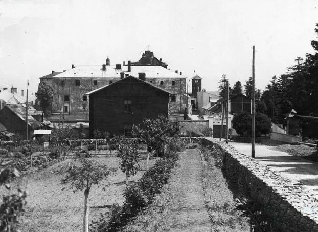 
Zabudowania więzienne, obecnie teren przeznaczony do usunięcia z granic ŚPN na skutek rzekomej utraty wartości. Zdjęcie z lat 20. XX wieku. Fot. Narodowe Archiwum Cyfrowe
