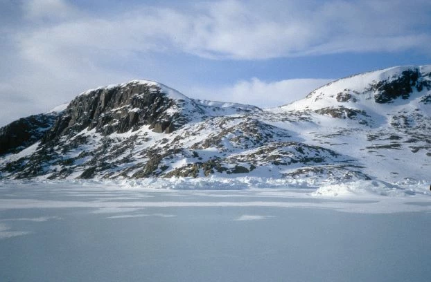 Cape Sabine, północna część Ziemi Ellesmera w Kanadzie, miejsce głodowej śmierci prawie całej ekspedycji Greely`ego z 1884 r. Wówczas część prasy pisała o bezsensie badań polarnych, gdzie traci się ludzkie życie i duże pieniądze dla poznania nikomu niepotrzebnych bezużytecznych jałowych pustyń. To przekonanie o wartościowaniu świata na „potrzebny” i „niepotrzebny”, pożyteczny i szkodliwy, zostało w wielu z nas do dzisiaj. Fot. Jan Marcin Węsławski