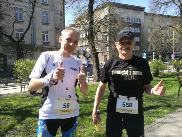 Grzegorz i Krzysztof przed startem na ulicy Pomorskiej. Fot. Anna Patejuk
Plac Bohaterów Getta, Krzysztof na 3 miejscu w kategorii M60. Gratulujemy! Fot. Grzegorz Bożek
Po biegu wizyta w muzeum Fabryce Emalia Oskara Schindlera zrobiła duże wrażenie. Na zdjęciu jedna z końcowych instalacji wystawy. Fot. Grzegorz Bożek