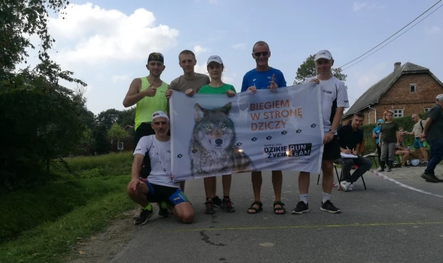 Na wiejskiej drodze już na mecie, od lewej Marcin z zaprzyjaźnionego teamu, Mateusz, Sylwia, Wiesiu, Jacek, na dole Grzegorz. Fot. Archiwum
Na drogowym słupku taki gość na trasie biegu - podobno krzyżak łąkowy, prawda że uroczy? Fot. Grzegorz Bożek